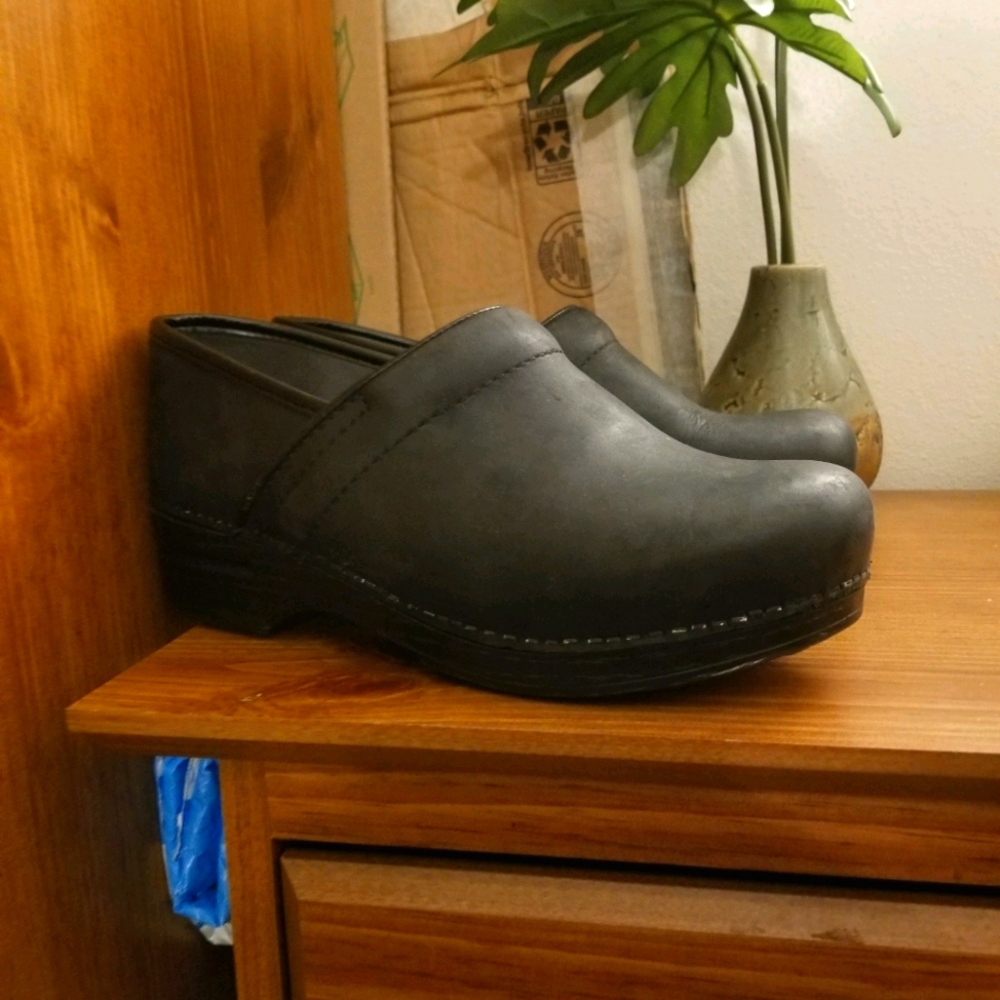 Dansko Women's Size 40 Slip-Resistant Clogs